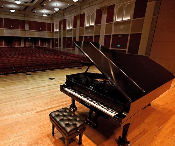 大学剧院舞台上的音乐会钢琴